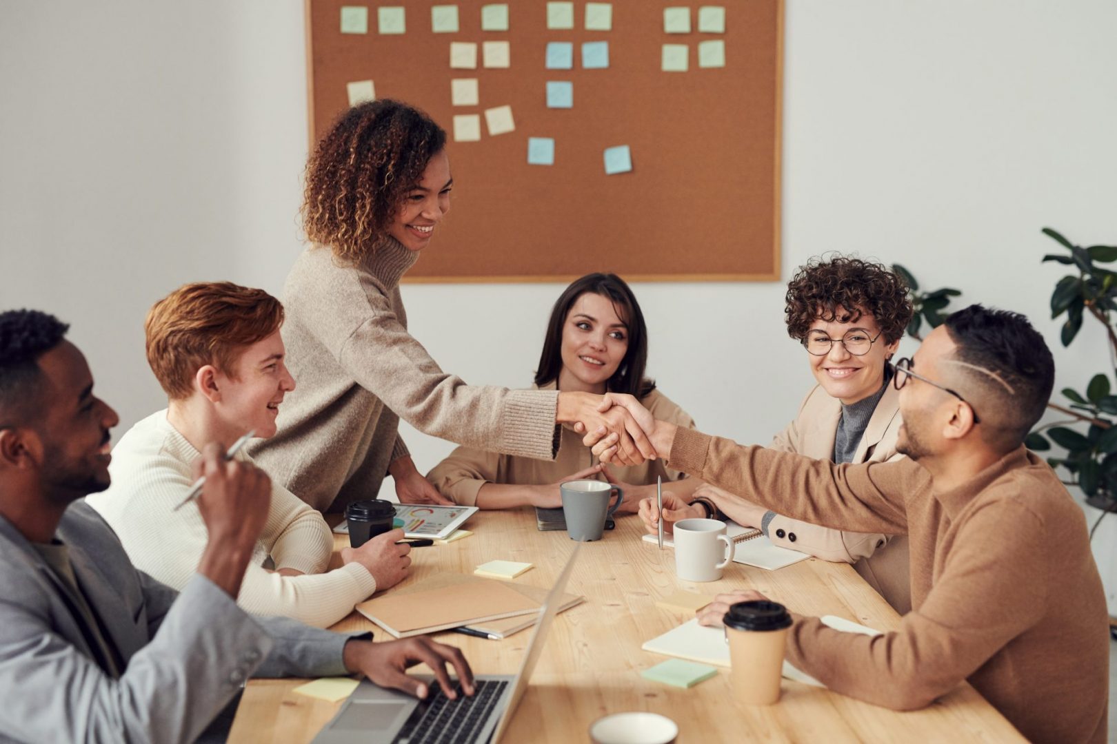 Pessoas estudando o novo ciclo financeiro do negócio