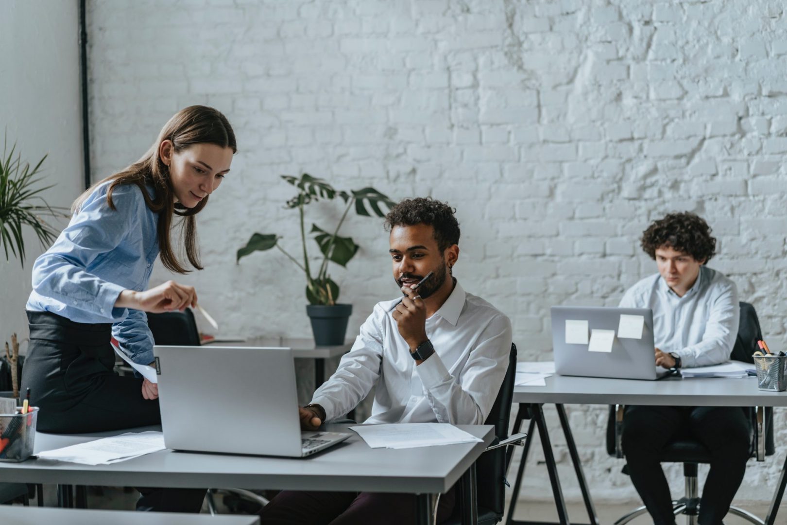 Pequenos empresários estudando sobre inflação