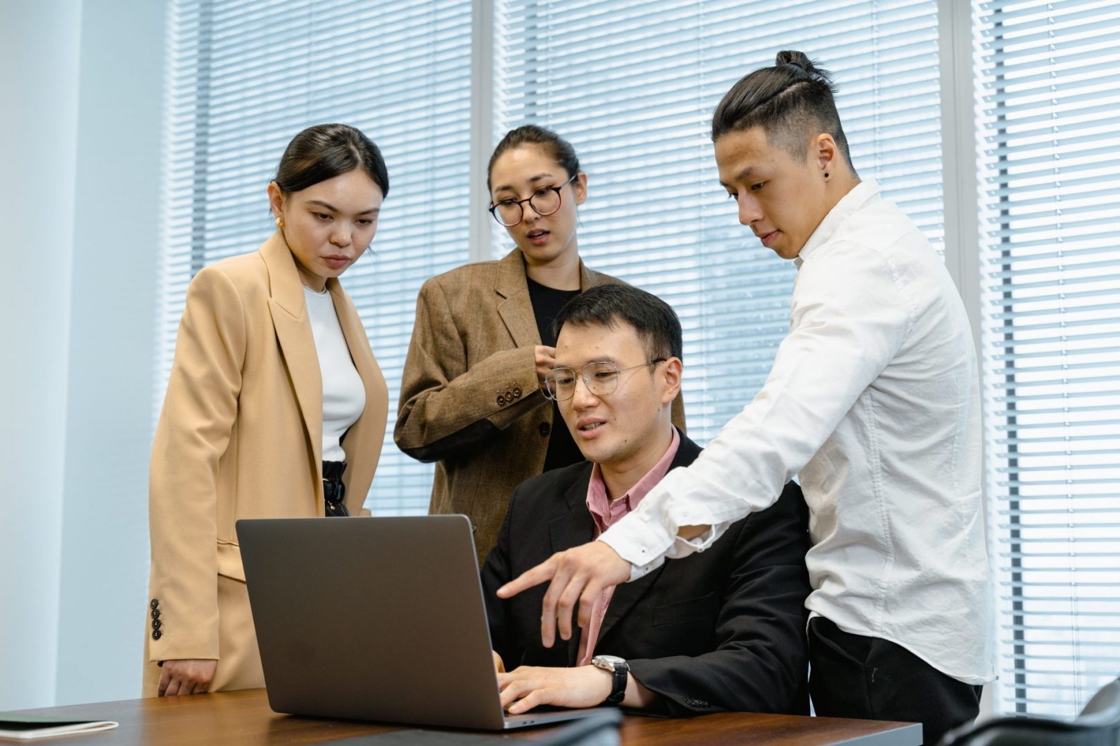 Pessoas estudando a técnica de quick win