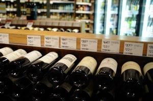 Precificação - estante de vinhos com os respectivos acima