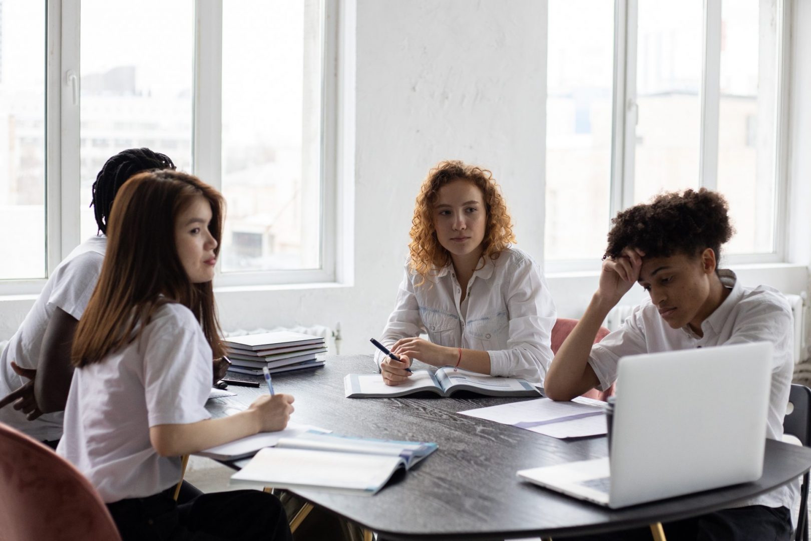 Pessoas aprendendo sobre missão, visão e valor de uma empresa