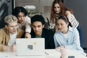 Pessoas aprendendo sobre trabalho em equipe