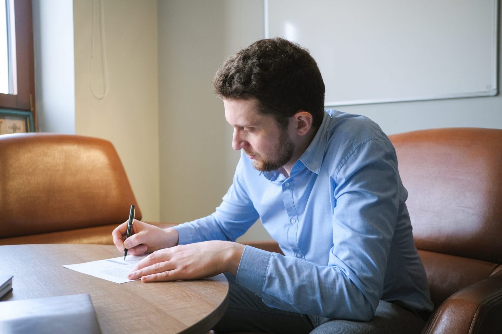 Pessoa estudando e planejando a gestão de risco