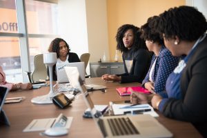 Pessoas discutindo sobre marketing estratégico