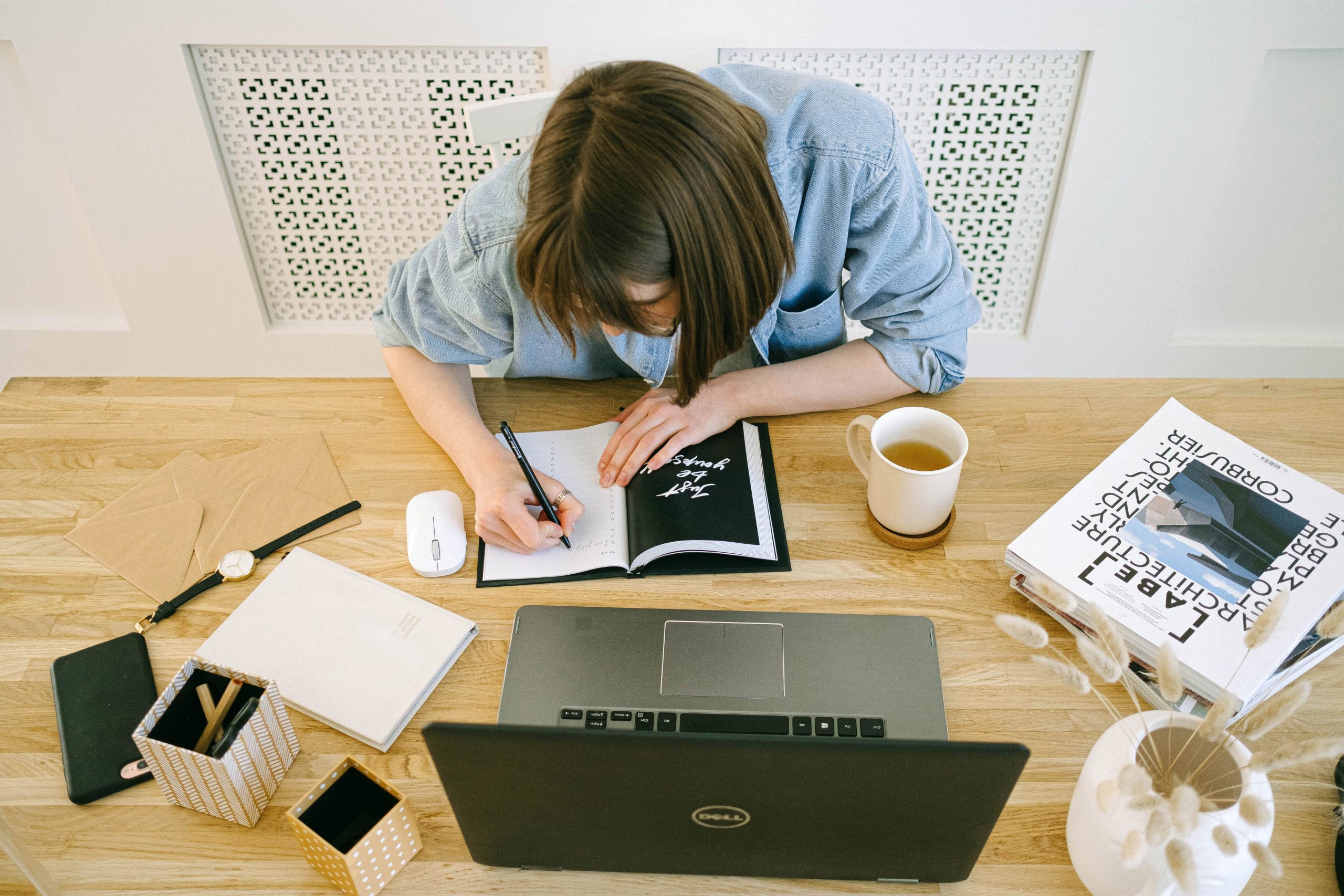 Mulher aprendendo sobre emissão de notas fiscais