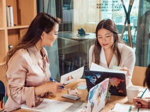 Mulheres discutindo sobre ciclo pdca para melhorar resultados do negócio