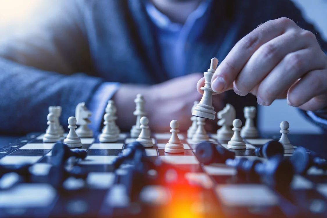 homenm jogando xadrez para ilustrar blogpost sobre vantagem competitiva