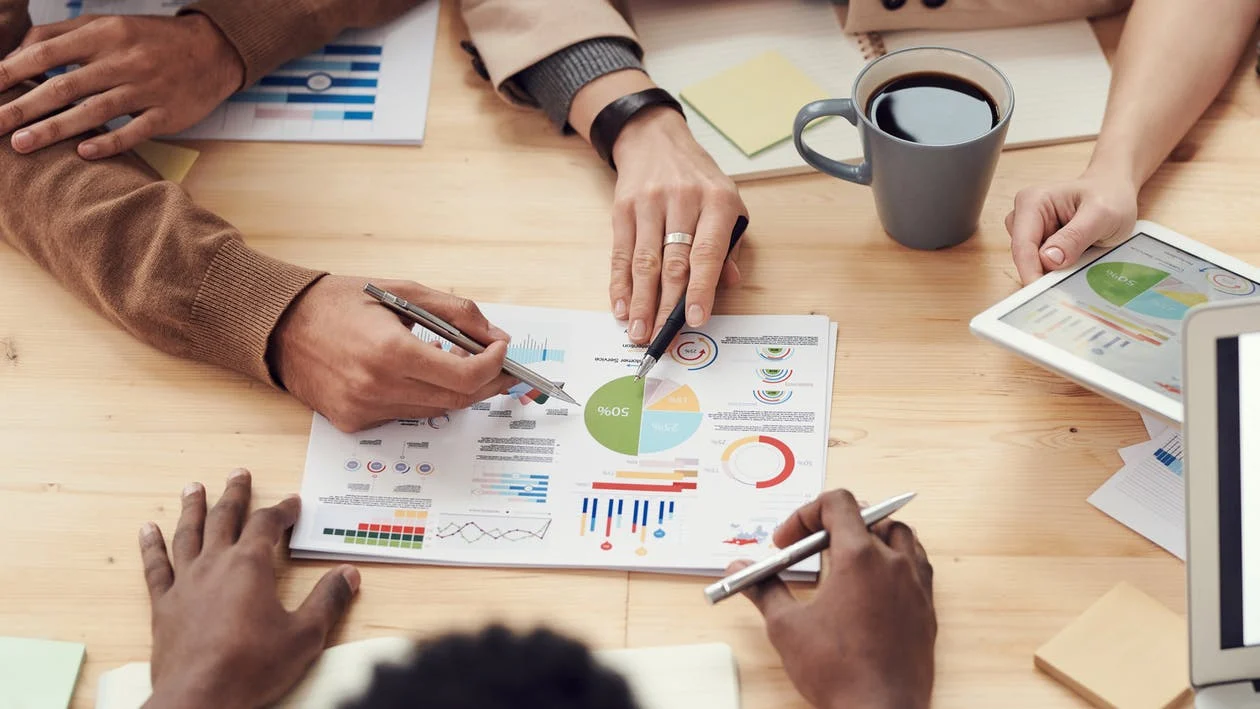 imagem de pessoas analisando gráficos para ilustrar blogpost sobre estratégia empresarial